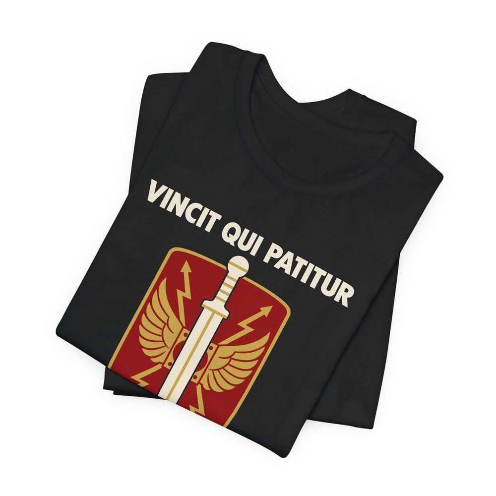 Vincit Qui Patitur – He Conquers Who Endures | T-Shirt