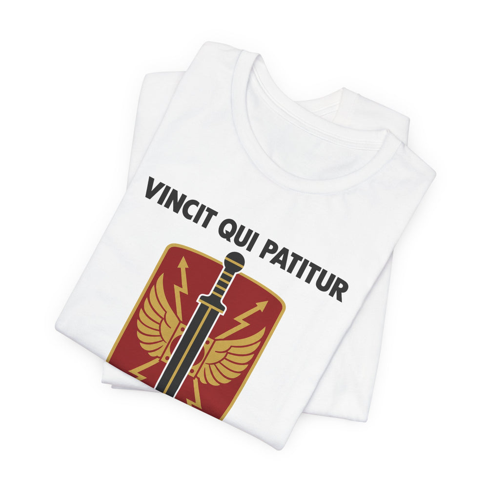 Vincit Qui Patitur – He Conquers Who Endures | T-Shirt